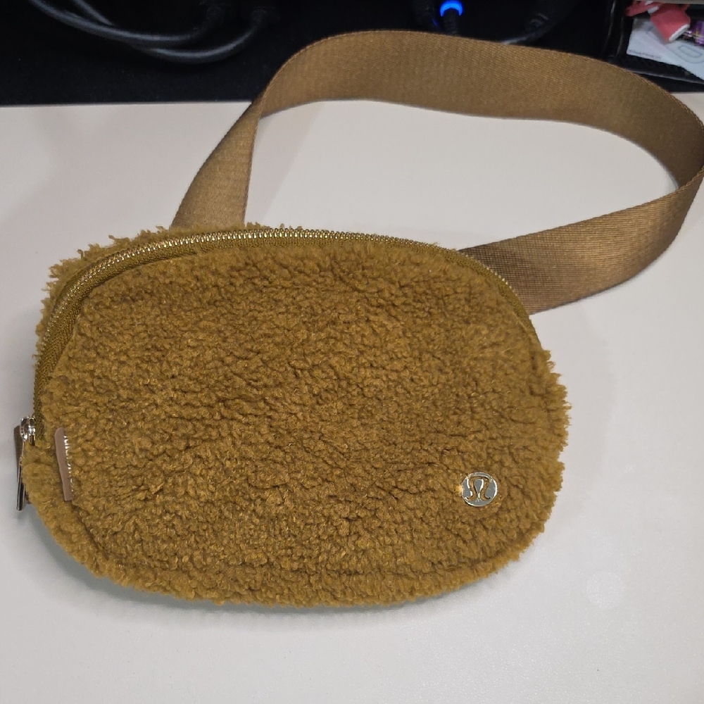 lululemon Sherpa Belt Bag in Mustard Gold
